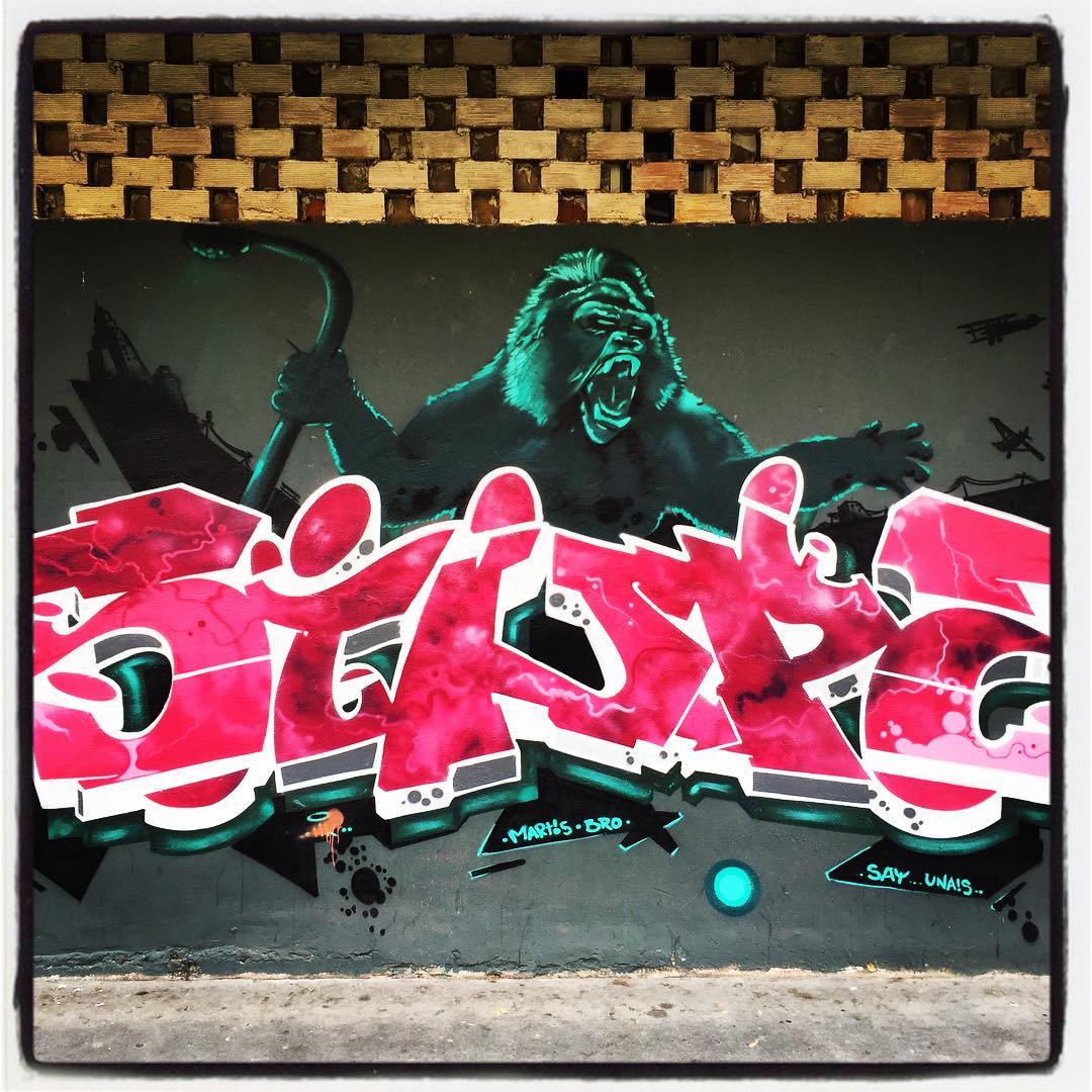 Esta suerte de chimpancé se expresa con furia desde una pared situada en el barrio de San Cristóbal.