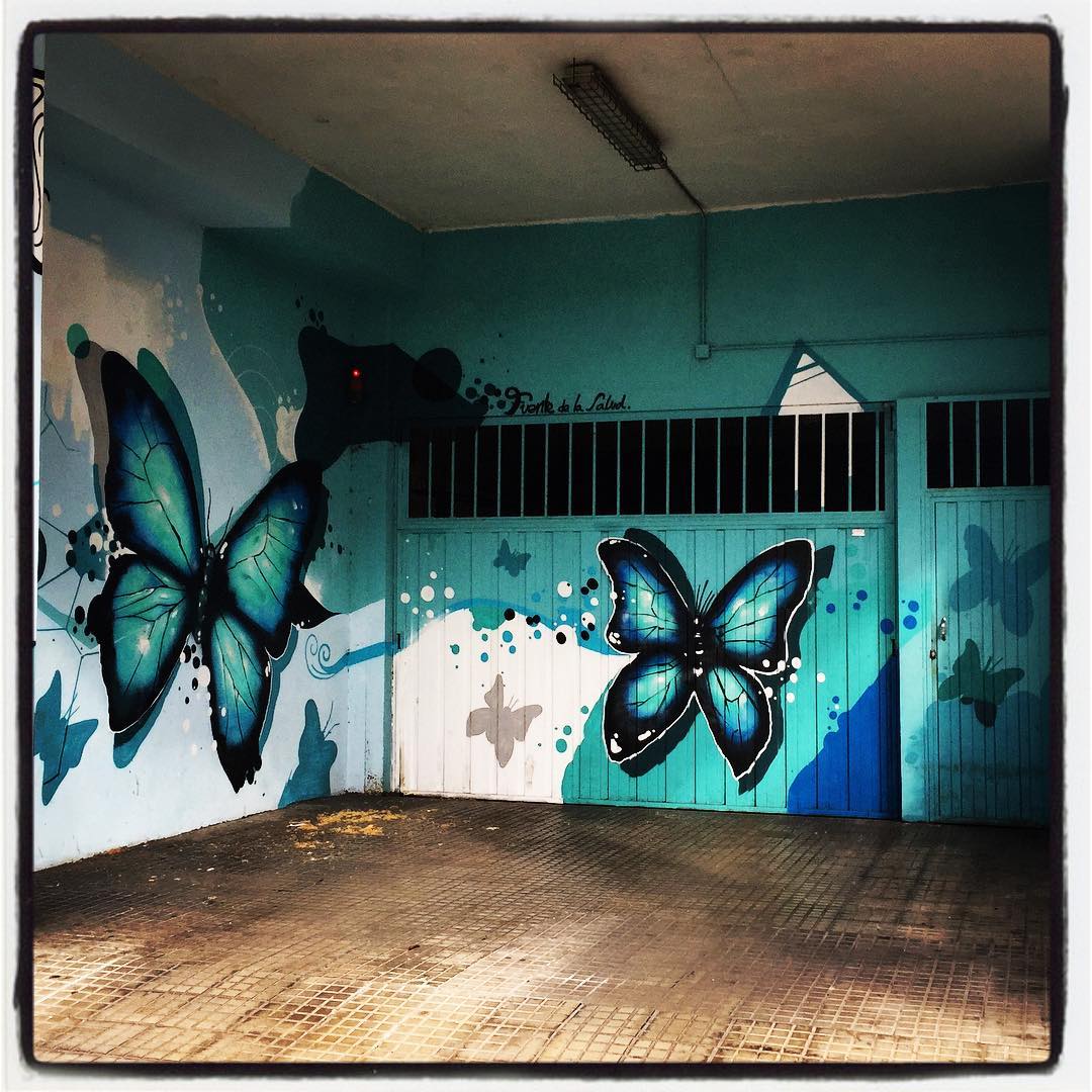 Las mariposas son uno de los animales que más juego dan a los artistas de la ciudad. Estas ilustran la puerta de acceso y las paredes laterales de un garaje comunitario situado junto al puente de Las Trianas.