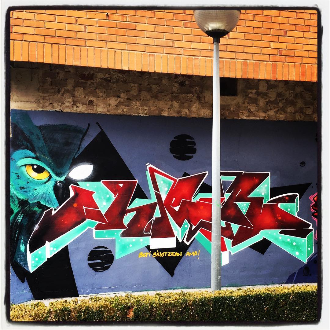 Este búho de intensa mirada parece vigilar a todo aquel que camina por este rincón de San Cristóbal, un barrio donde la fauna, la flora y los animales fantásticos están muy presentes.