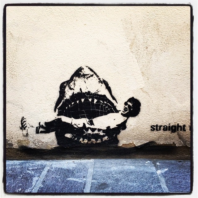 Esta curiosa silueta, realizada con pintura negra, resulta difícil de ver. Aunque está en distintos rincones de la ciudad, su localización, a ras de suelo, hace que a veces pase un tanto inadvertida.