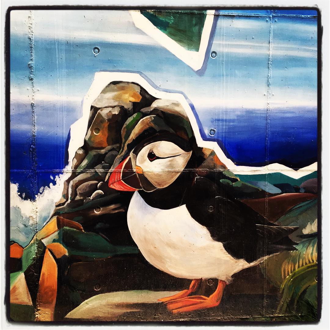 Es el único mural de los que conforman el itinerario muralístico pintado sobre las paredes de un centro cívico de la capital alavesa; en este caso, el de Aldabe. Eso sí, está un poco escondido; ya que para verlo hay que bajar por la rampa a la zona exterior de las piscinas y el teatro del equipamiento. Este curioso 'collage' combina nuestra esencia natural, el agua como medio; y nuestra esencia imaginaria; el arte. Pintado en 2011, entre su iconografía destacan una lamia, una sirena, animales en peligro de extinción, flora marina y formas abstractas. Frente a la entrada al teatro se prolonga este concepto, pero relacionado con el arte.