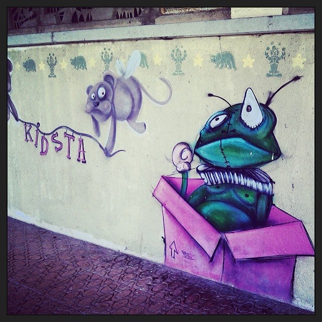 En cualquier rincón de la ciudad es posible encontrarse con una curiosa muestra de arte urbano. Es el caso de este grafiti, donde comparten protagonismo una peculiar hormiga a la que observa un sorprendido monito.