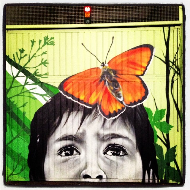 Numerosas comunidades de propietarios del barrio de San Martín y de otros distritos de la capital alavesa recurren a artistas para llenar de vida y color las entradas de sus garajes. En la imagen, podemos disfrutar de este colorista diseño creado por Eva Mena para un aparcamiento comunitario situado en la calle Abendaño.