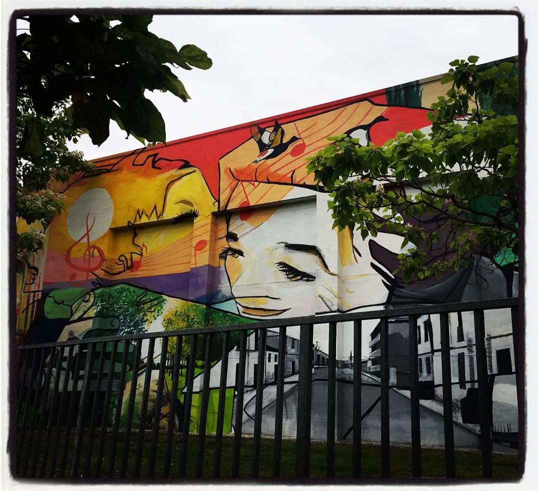 Los muros del colegio San Martín sirven como lienzo de este mural participativo, que comandó la artista Irantzu Lekue. La obra pretende dar la bienvenida tanto a los que llegan para quedarse como a los que están de paso. La naturaleza, con su flora y fauna, está muy presente en esta obra que se inauguró en 2019.