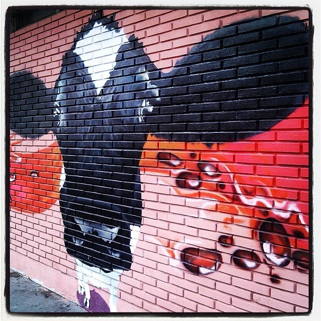 Una de las características del mercado del barrio de Arana es su decoración exterior. Una vaca, un pescado gigante y un carnicero llaman poderosamente la atención y despiertan la curiosidad de los potenciales clientes.