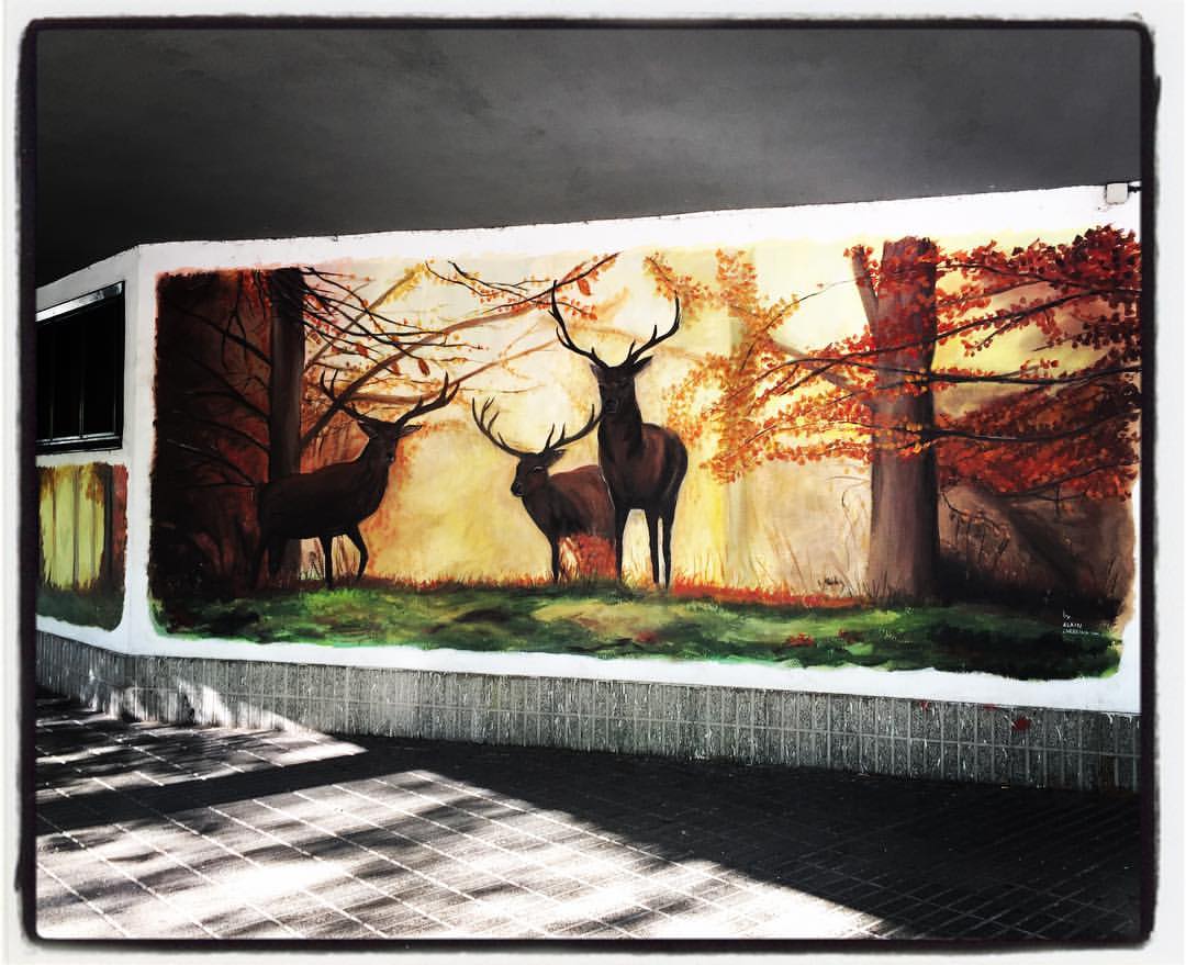 En el cercano parque de Salburua es posible verlos en acción. Estos ciervos, sin embargo, ni se inmutan cuando los miran los paseantes que circulan por este punto del barrio de Aranbizkarra, en la calle Valladolid.