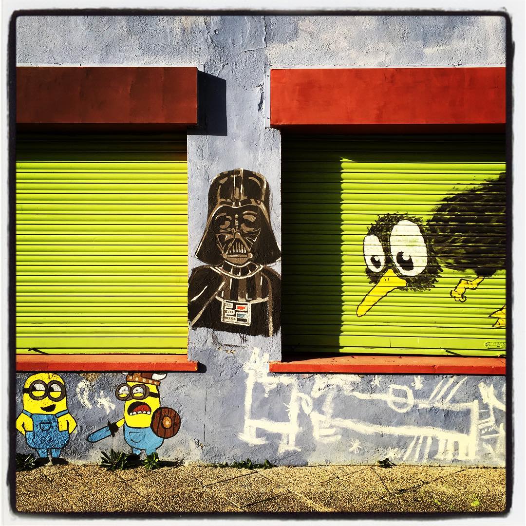 Errekaleor se ha convertido en un museo de arte urbano al aire libre. Además de los murales que firman conocidos artistas, llegados de diferentes rincones del planeta, hay también mucho grafiti. Este curioso ejemplo, con un par de minions, un singular Darth Vader y un atónito pájaro, se pintó sobre la fachada del antiguo bar.