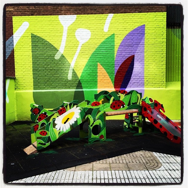 La decoración de algunas escuelas infantiles de Vitoria resulta de lo más llamativa. Es el caso, por ejemplo, de la que da vida y color a las paredes de la situada en la calle Cruz Verde, en Arana, junto a la parroquia de San José.
