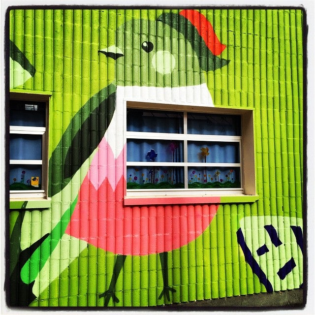 La decoración de algunas escuelas infantiles de Vitoria resulta de lo más llamativa. Es el caso, por ejemplo, de la que da vida y color a las paredes de la situada en la calle Cruz Verde, en Arana, junto a la parroquia de San José.