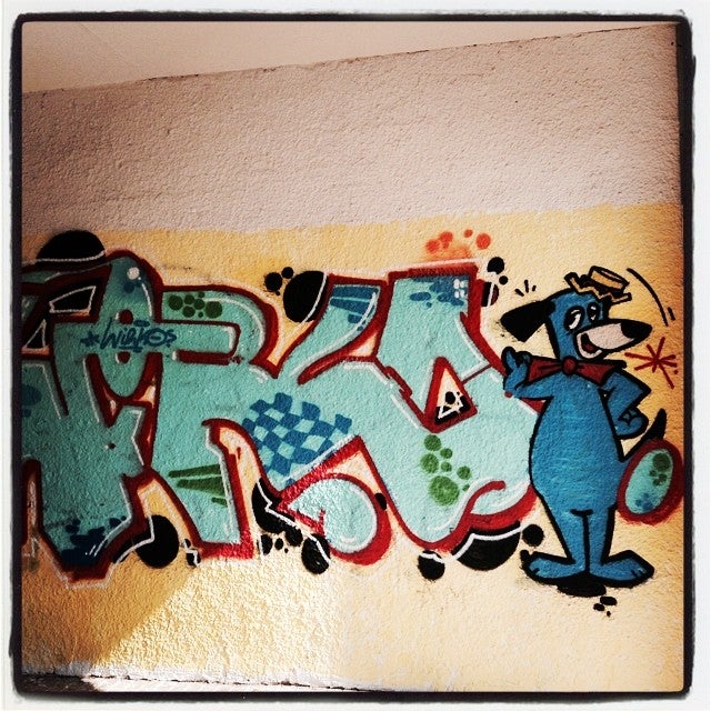 Huckleberry Hound es un perro parlanchín al que le gustan las observaciones ingeniosas. Forma parte de la galería de personajes de ficción creados por los míticos Hanna-Barbera. Ha llegado hasta las calles de Vitoria.