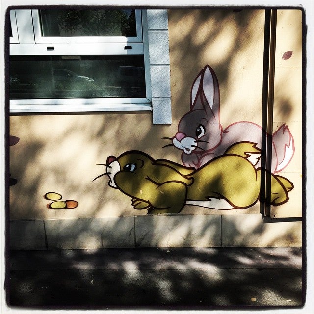 En la fachada de esta guardería y escuela infantil situada en las inmediaciones de Portal de Castilla, en Ariznabarra, aparecen estos dos curiosos conejos.