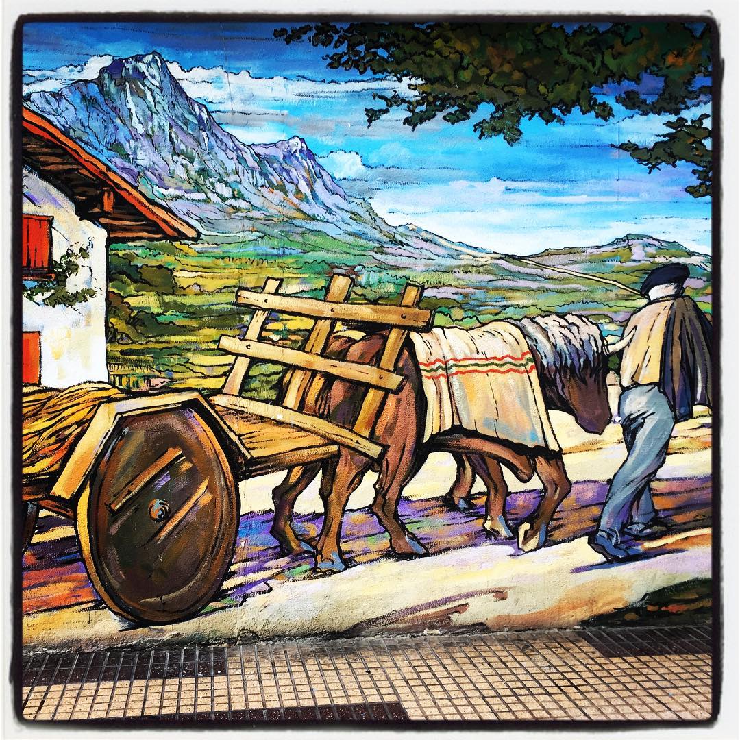 En la confluencia de las calles Olaguíbel y José Mardones se localiza este precioso trabajo de Pakiyo, todo un homenaje a la vida y el trabajo en la zona rural. El buey no puede faltar como fiel colaborador en las tareas cotidianas del caserío.