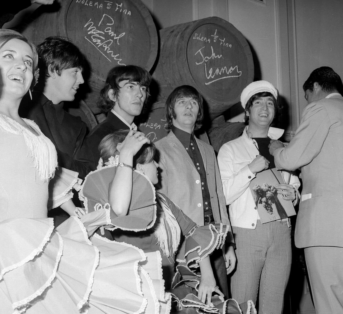 Paul McCartney, George Harrison, Ringo Starr y John Lennon, componentes de The Beatles, visitan una bodega de Madrid (1965).