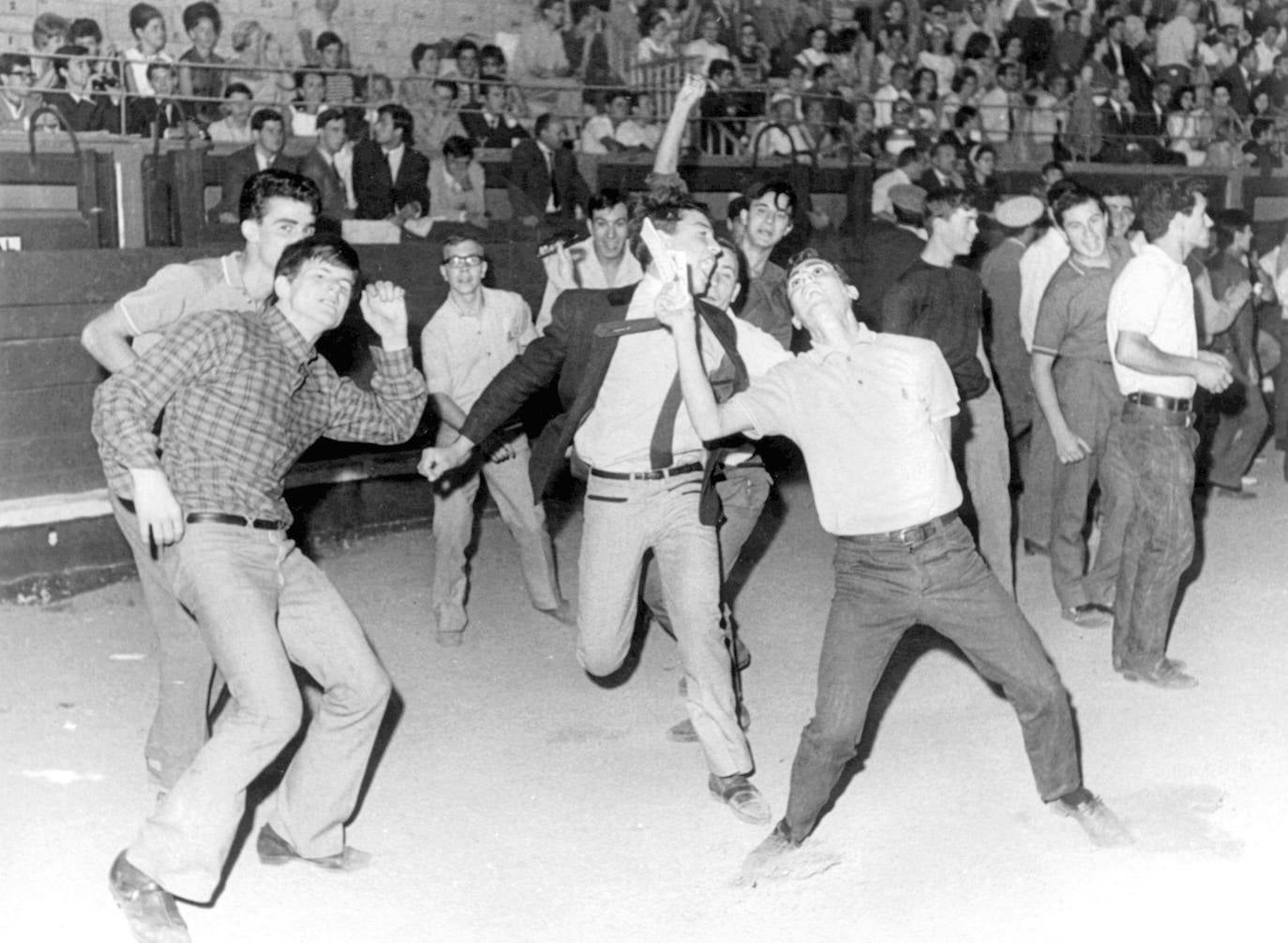 Jóvenes españoles bailan durante el concierto de los Beatles en la Plaza de las Ventas de Madrid.