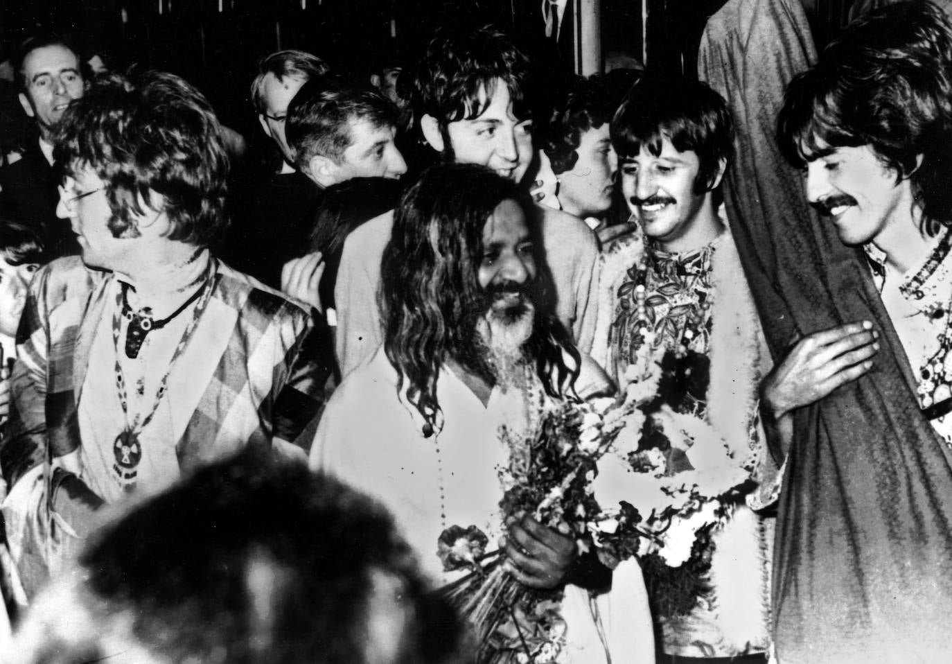 John Lennon, Paul McCartney, Ringo Starr y George Harrison, integrantes de "Los Beatles", acompañados de Maharishi Mahesh Yogi (c), llegan en tren a Bangor (Gales) para participar en un 'fin de semana de meditación" en 1967.