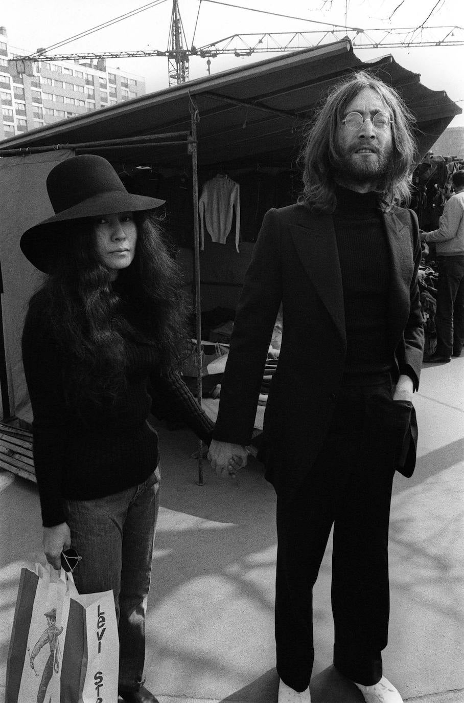 Una fotografía tomada el 22 de marzo de 1969 muestra a John Lennon y su esposa Yoko Ono visitando el mercadillo de París.