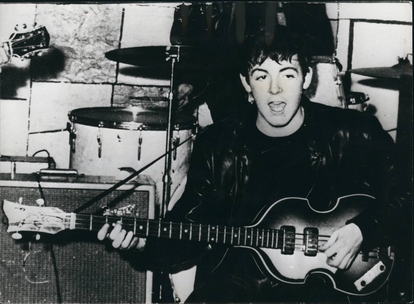 En los días de la chaqueta de cuero: Paul en el escenario de Cavern, en 1961.