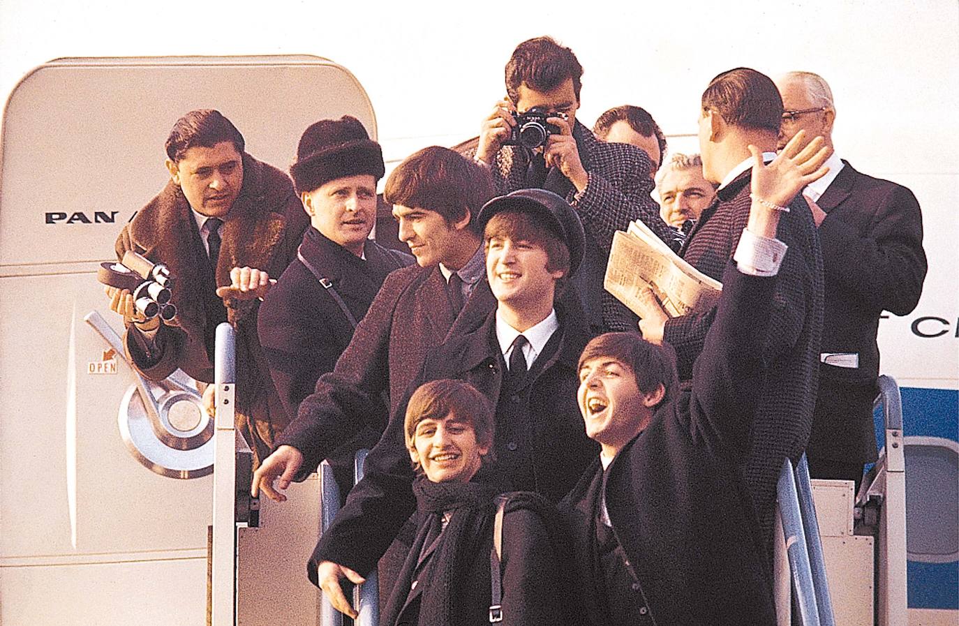 Los miembros de Los Beatles,a su llegada al aeropuerto de Nueva York,durante el primer viaje de la banda a Estados Unidos en 1964.