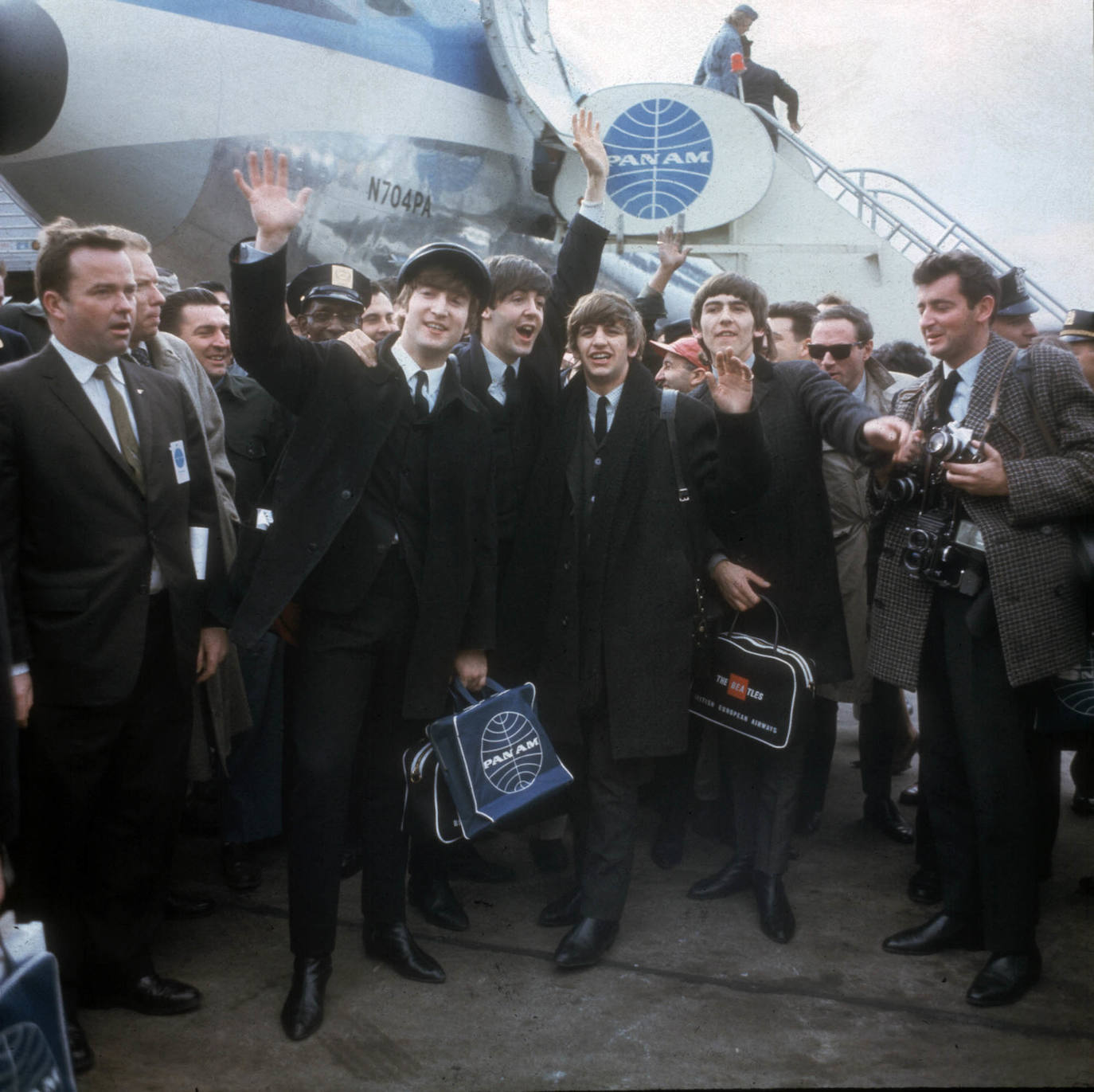 Los Beatles, de i a d, Jonh Lennon, Paul McCartney, Ringo Starr y George Harrison a su llegada al aeropuerto Kennedy (NY).