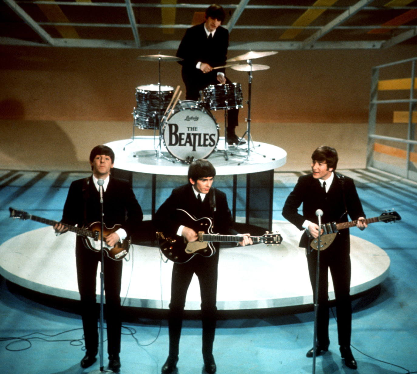 Ringo Starr (al fondo), Paul McCartney, George Harrison y John Lenon ( de i a d), componentes de "Los Beatles" durante una actuación del grupo británico en el "Show de Ed Sullivan" (CBS).