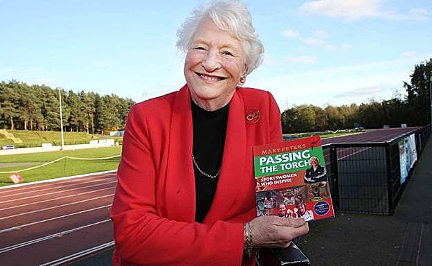 A sus 80 años, la miembro de la Orden del Imperio británico publica su primer libro. 