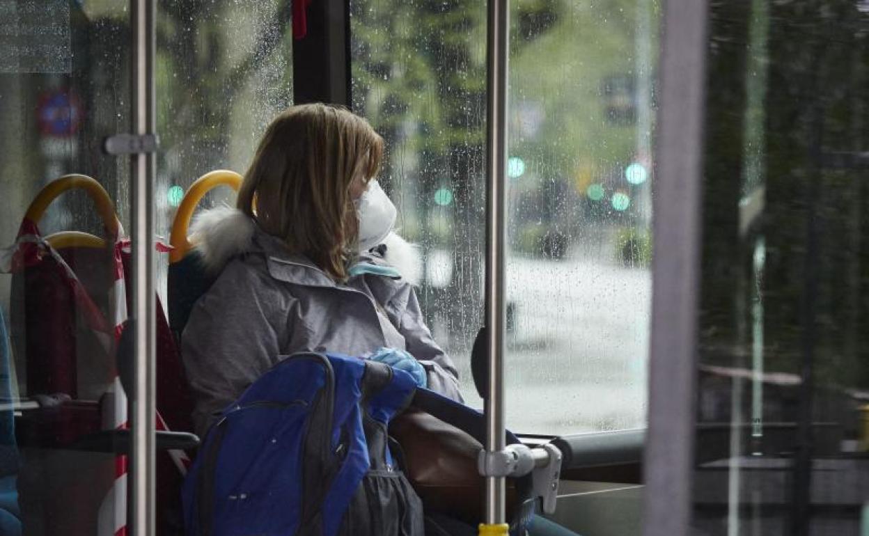 Una mujer con mascarilla en un autobús urbano en Pamplona. 