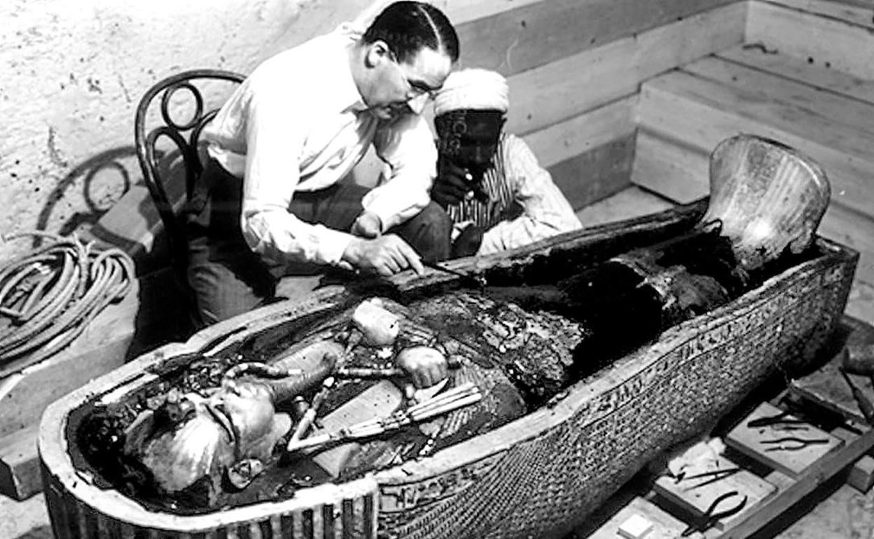 Howard Carter, con el tesoro de Tutankamón. 