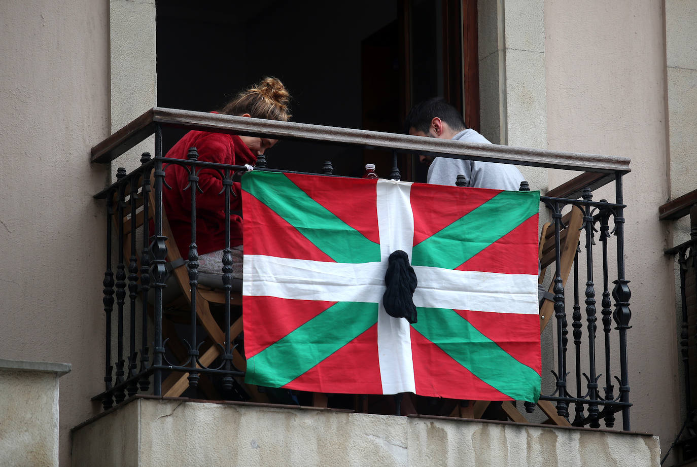 Un crespón negro en una ikurriña de Bilbao.