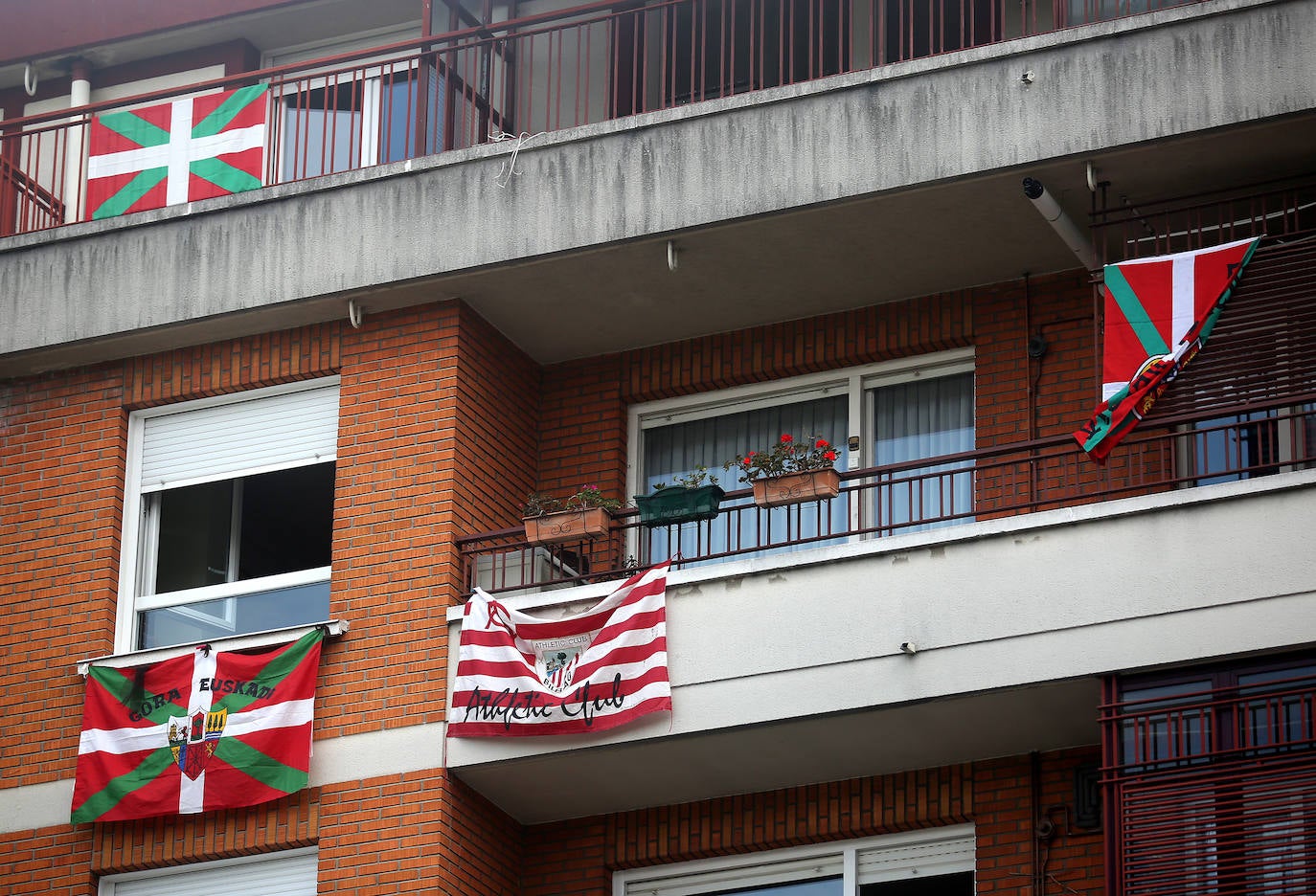 Las banderas del Athletic también aparecieron en Bilbao.