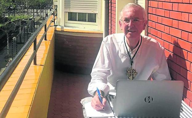 Victor Péres de Guezuraga, resolviendo asuntos del Colegio de Ingenieros de Bizkaia.