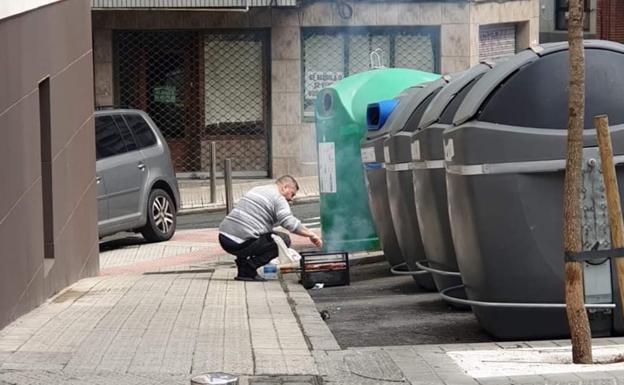 La Ertzaintza sanciona a un hombre en Santurtzi por hacer una parrillada en plena calle