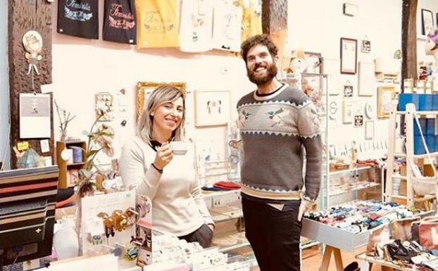 Vanesa y Charly posan en su tienda.