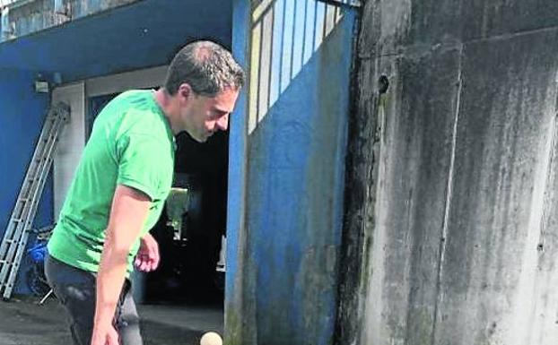 Aimar Olaizola pelotea junto a su casa.