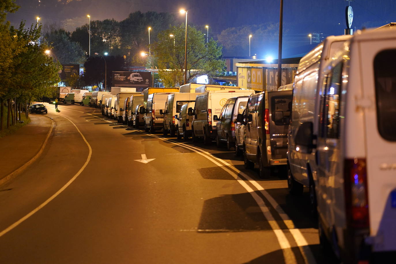 Colas en Mercabilbao a primera hora de la mañana.