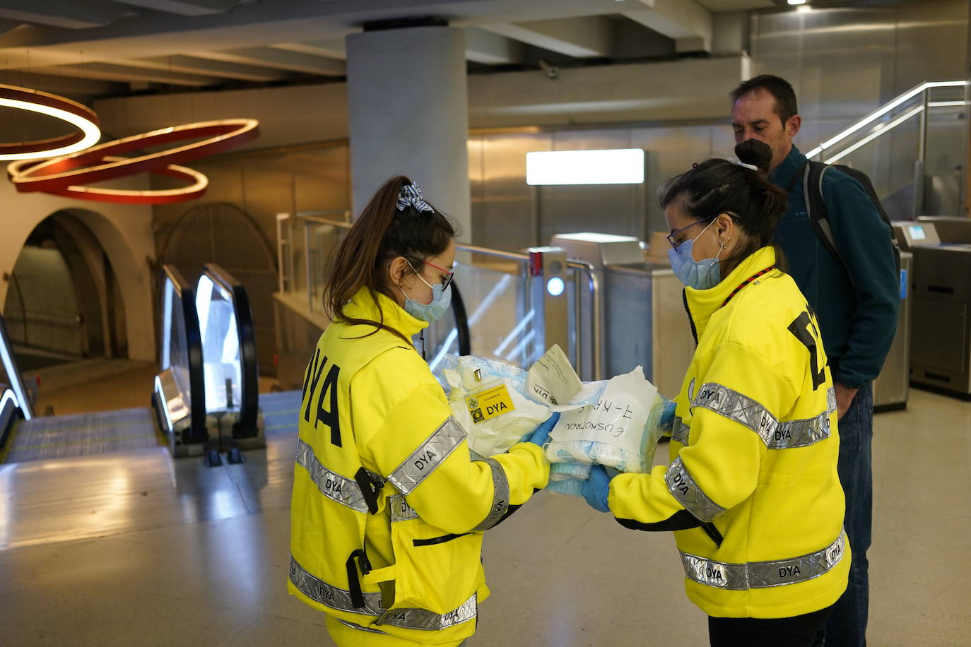 Reparto de mascarillas esta mañana en la estación de San Nicolás.
