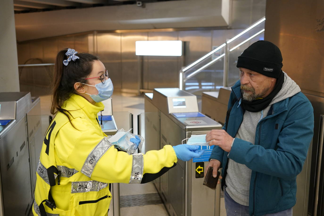 Reparto de mascarillas esta mañana en la estación de San Nicolás.
