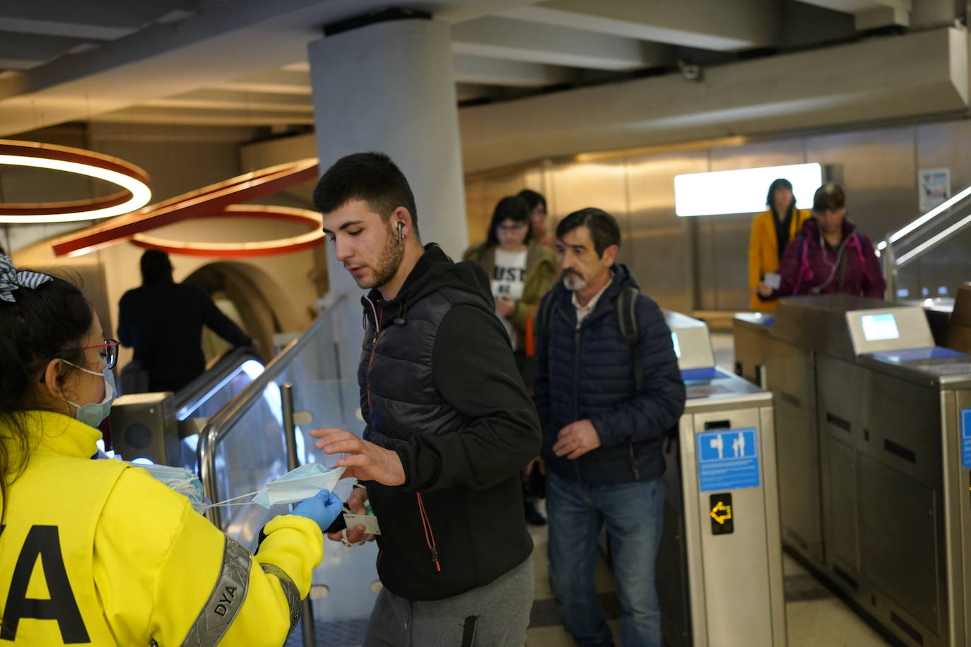 Reparto de mascarillas esta mañana en la estación de San Nicolás.