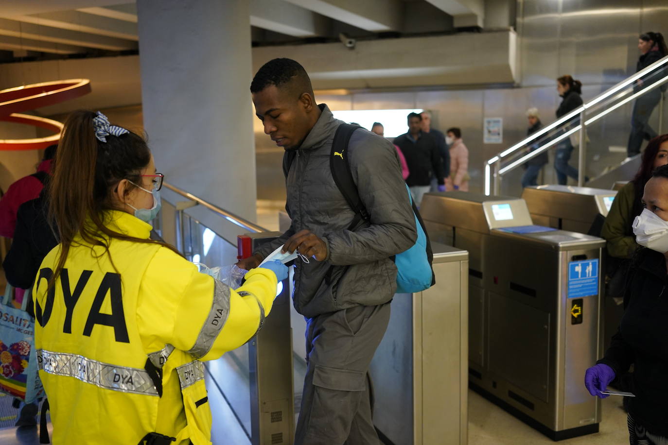 Reparto de mascarillas esta mañana en la estación de San Nicolás.