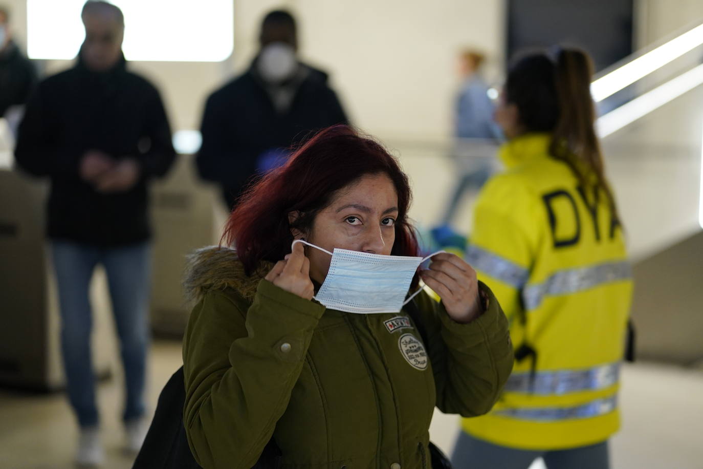 Reparto de mascarillas esta mañana en la estación de San Nicolás.