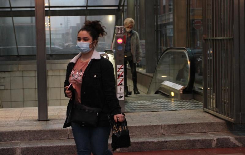 Las mascarilas, las protagonistas esta mañana en la estación de La Arenas.