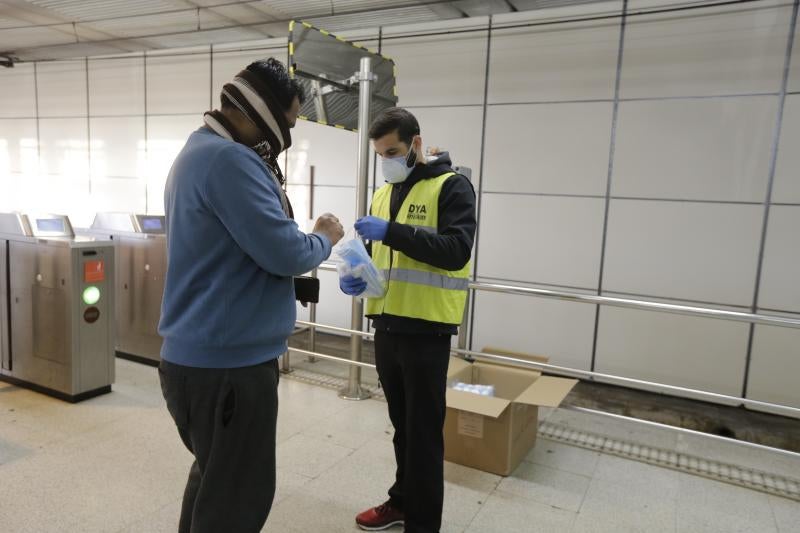 Un voluntario reparte mascarillas esta mañana en la estación de mnetro de Algorta.