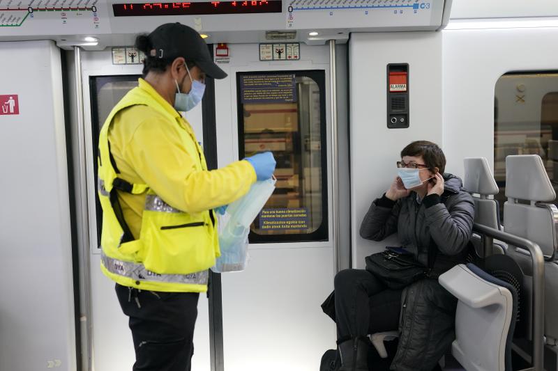 Reparto de mascarillas en la estación de cercanías de Abando.