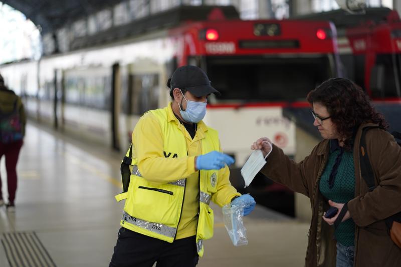 Reparto de mascarillas en la estación de cercanías de Abando.