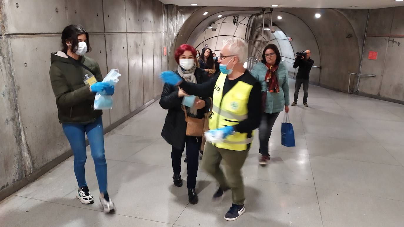 Voluntarios de la DYA reparte mascarillas esta mañana en Termibus.