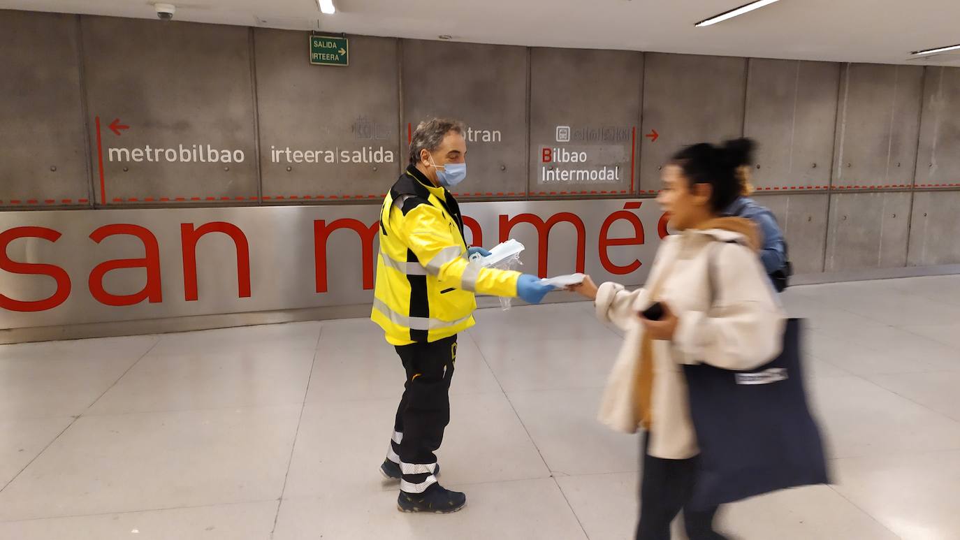 Un voluntario de la DYA reparte mascarillas esta mañana en Termibus.