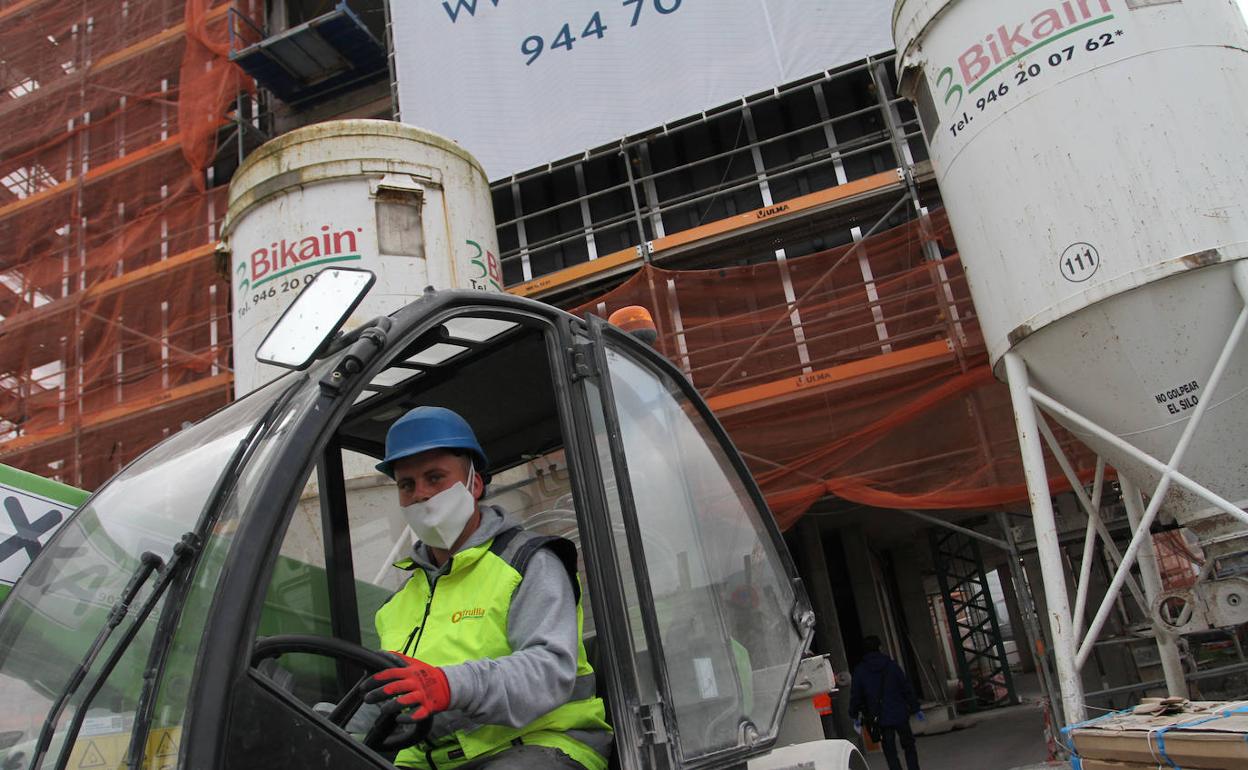 Un operario trabaja en una obra en Getxo.