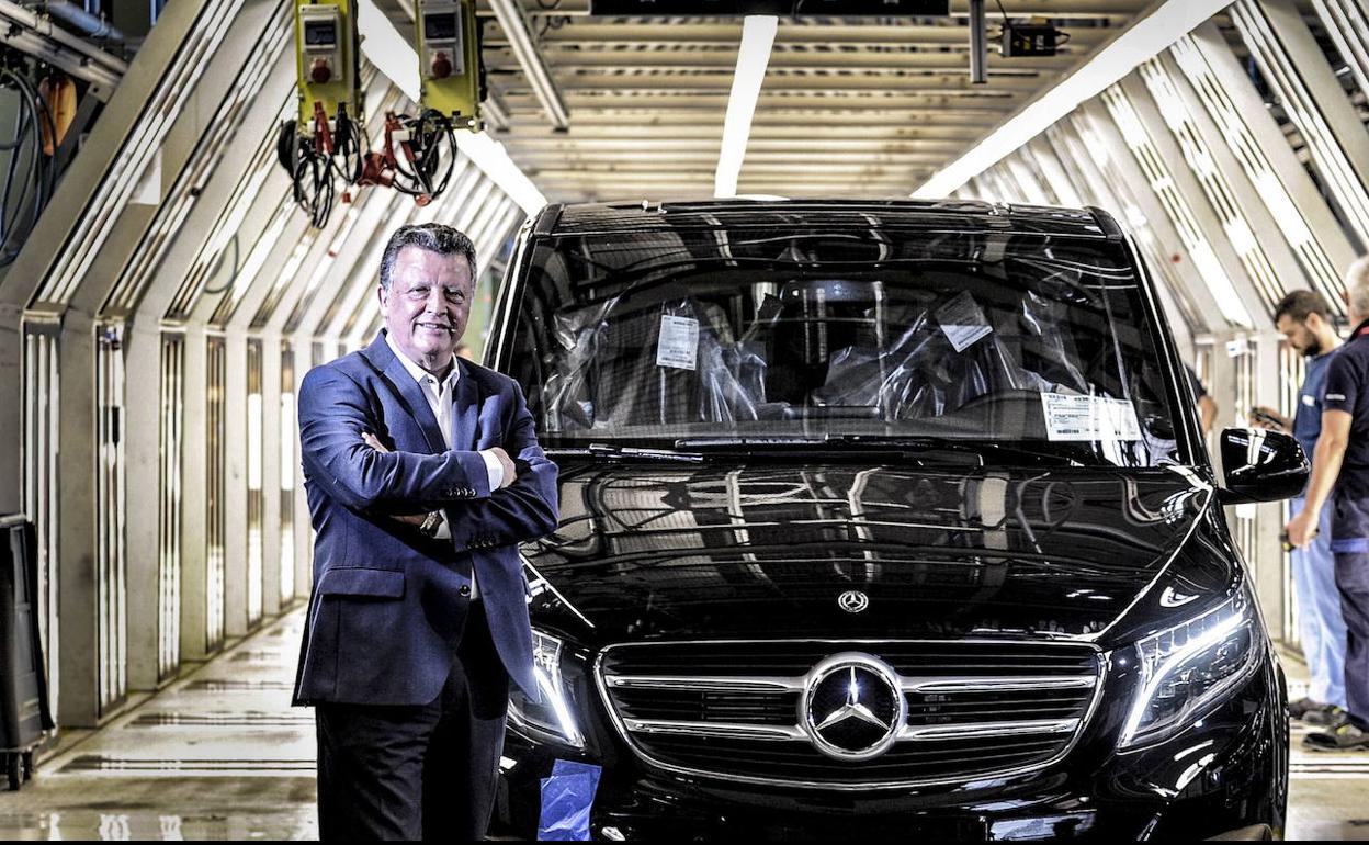 Emilio Titos, director de la planta de Mercedes Benz en Vitoria, junto a un vehículo en la cadena de montaje.