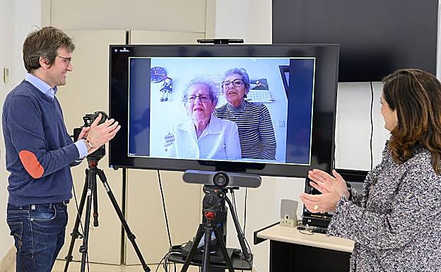 Basilisa es felicitada por Gorka Urtaran y Beatriz Artolazabal.