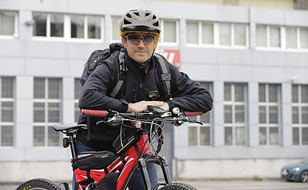 Gaizka posa con su bici. 