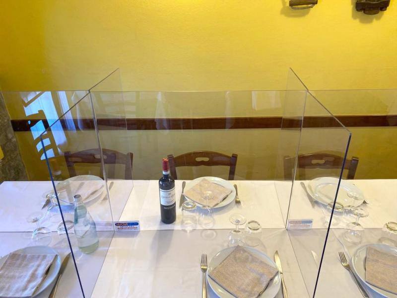 Cubículos para evitar contagios de coronavirus en restaurantes.